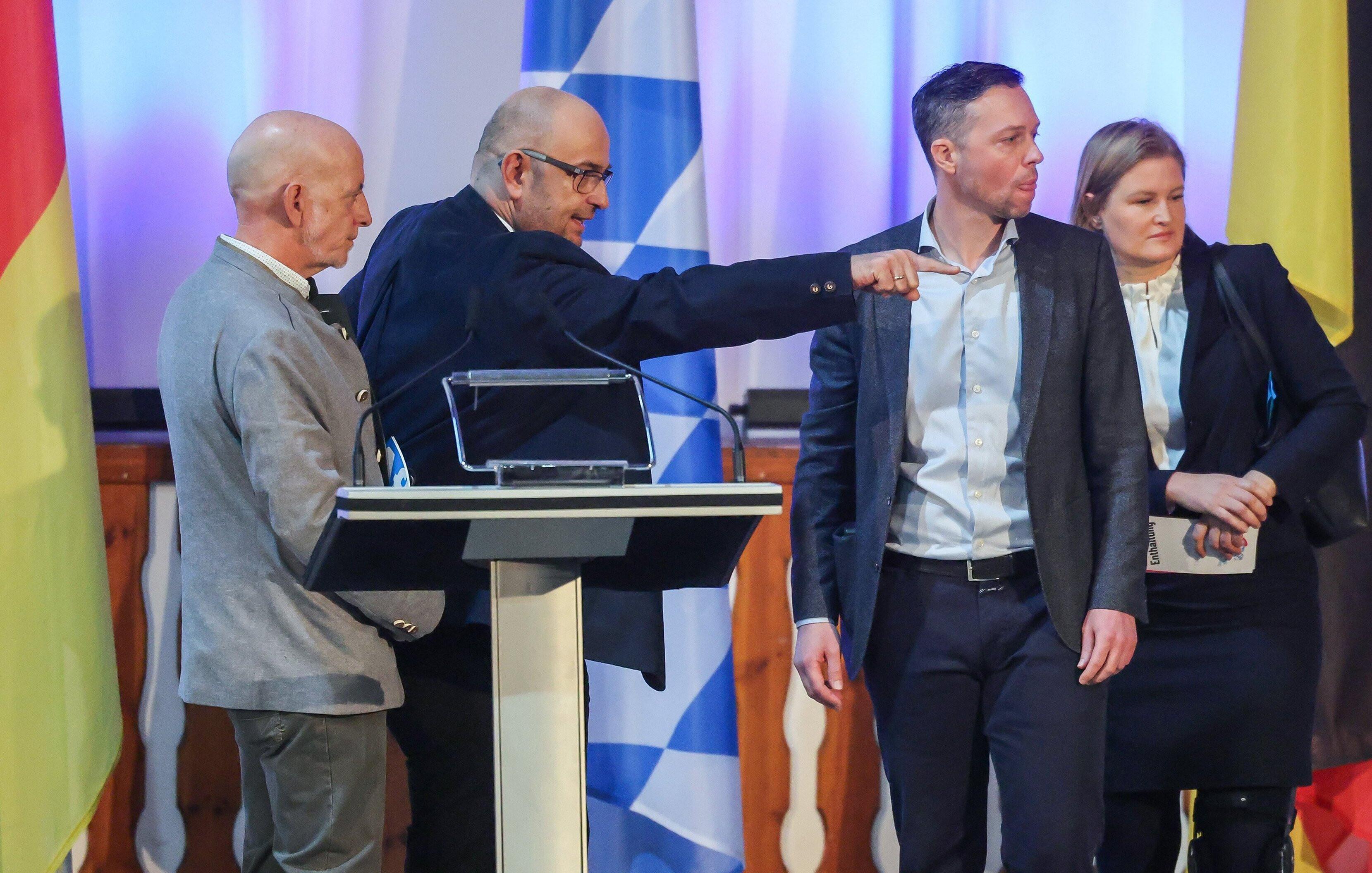 25.10.2025, Bayern, Greding: Der Vize-Landesvorsitzende Martin Böhm (AfD, l-r), der Landesvorsitzende Stephan Protschka, Landtagsmitglied Christoph Maier und Karin Ebner-Steiner, Fraktionsvorsitzende der AfD im Bayerischen Landtag, diskutieren auf der Bühne beim Landesparteitag der AfD Bayern im Hippodrom. 