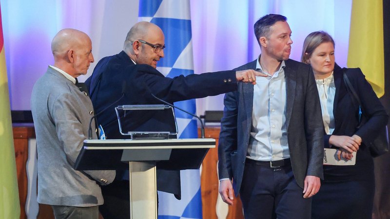25.10.2025, Bayern, Greding: Der Vize-Landesvorsitzende Martin Böhm (AfD, l-r), der Landesvorsitzende Stephan Protschka, Landtagsmitglied Christoph Maier und Karin Ebner-Steiner, Fraktionsvorsitzende der AfD im Bayerischen Landtag, diskutieren auf der Bühne beim Landesparteitag der AfD Bayern im Hippodrom. | Bild: dpa-Bildfunk/Daniel Löb 25.10.2025, Bayern, Greding: Der Vize-Landesvorsitzende Martin Böhm (AfD, l-r), der Landesvorsitzende Stephan Protschka, Landtagsmitglied Christoph Maier und Karin Ebner-Steiner, Fraktionsvorsitzende der AfD im Bayerischen Landtag, diskutieren auf der Bühne beim Landesparteitag der AfD Bayern im Hippodrom.
