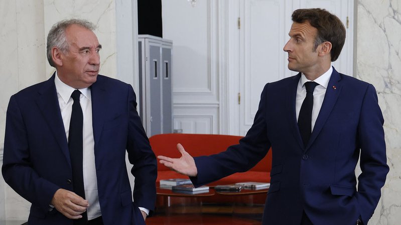 Francois Bayrou und Emmanuel Macron (Archivbild) | Bild: dpa-Bildfunk/Ludovic Marin Francois Bayrou und Emmanuel Macron (Archivbild)