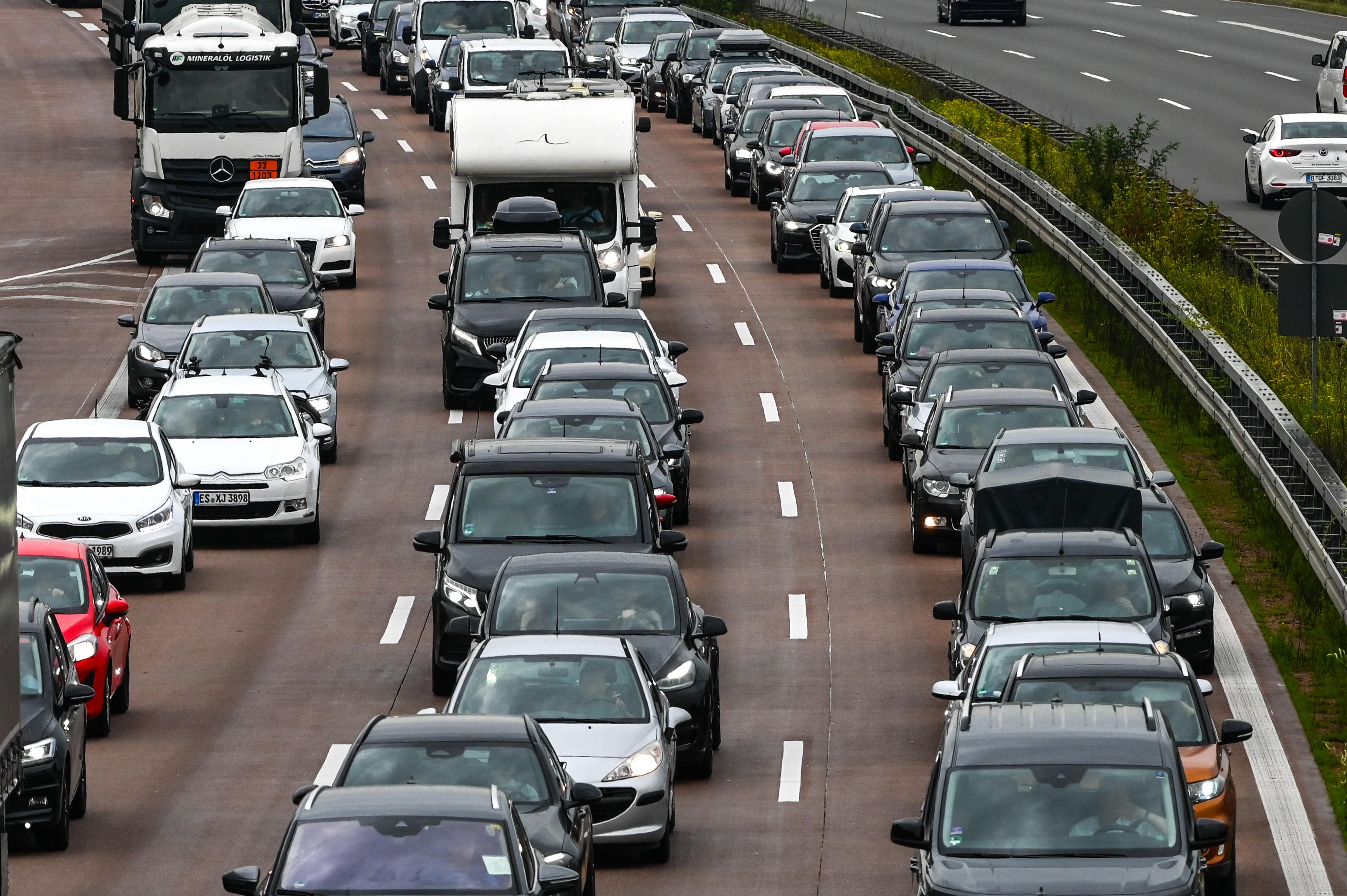 Viele Autos stehen auf einer dreispurigen Autobahn im Stau.