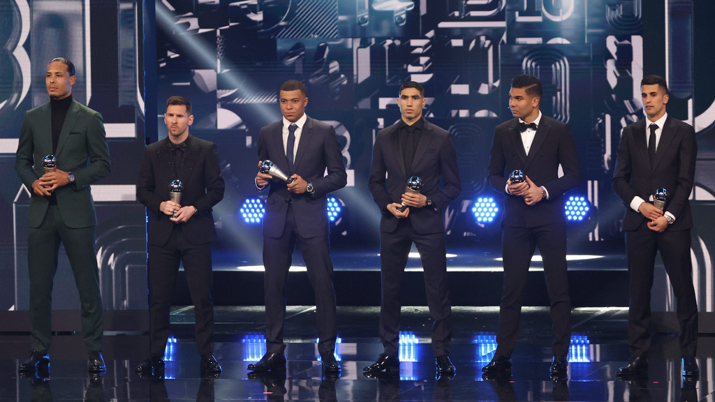 Die in Paris anwesenden Spieler der FIFA-Weltelf (v. links): Virgil van Dijk, Lionel Messi, Kylian Mbappé, Achraf Hakimi, Casemiro, Joao Cancelo.