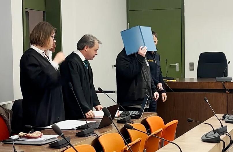 Der Angeklagte vor Gericht: Die Generalstaatsanwaltschaft hält ihn für schuldunfähig.