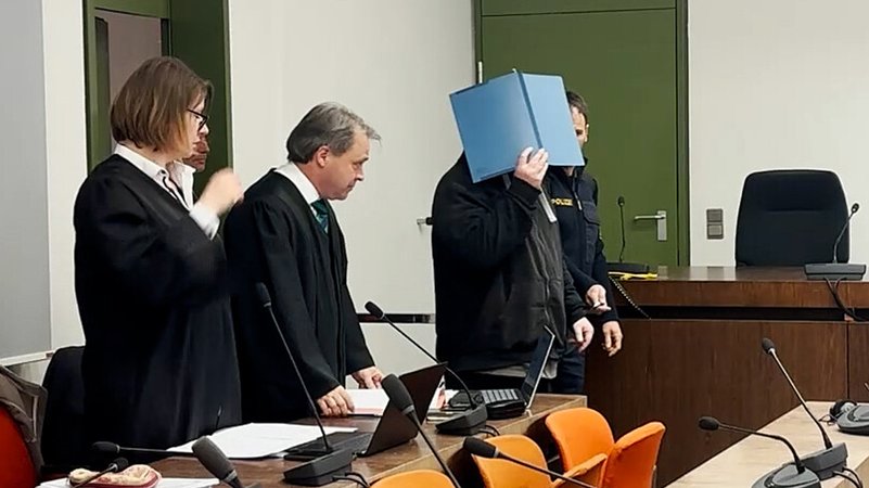 Der Angeklagte vor Gericht: Die Generalstaatsanwaltschaft hält ihn für schuldunfähig. | Bild: pa/dpa/München.TV Der Angeklagte vor Gericht: Die Generalstaatsanwaltschaft hält ihn für schuldunfähig.