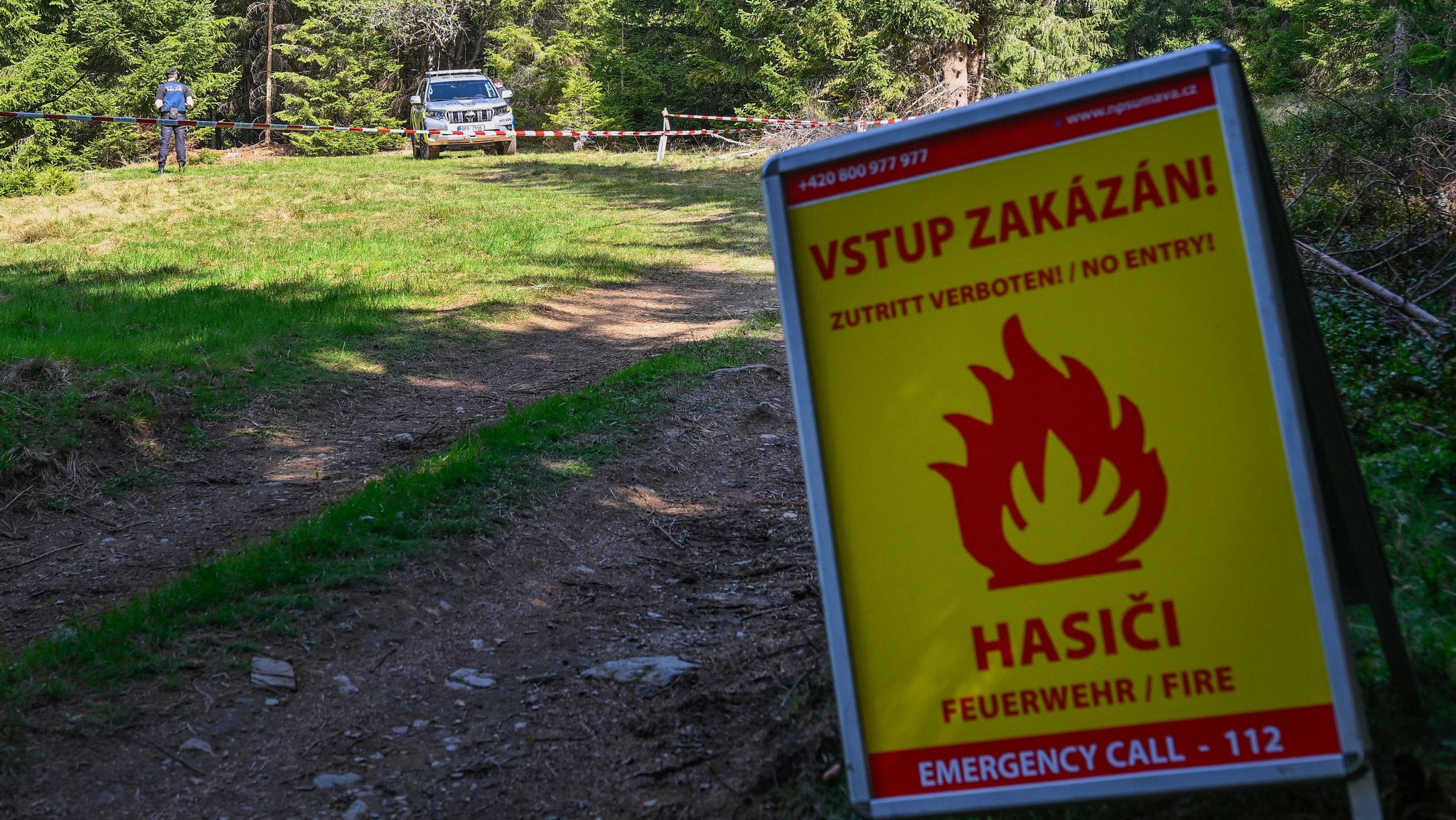 08.09.2026: Absperrung nach Giftfund im Wald | Bild: picture alliance / CTK | Miroslav Chaloupka 08.09.2026: Absperrung nach Giftfund im Wald