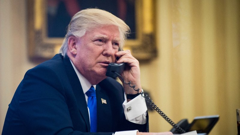 Donald Trump am Telefon (Archivbild) | Bild: picture alliance / abaca | Pool/ABACA Donald Trump am Telefon (Archivbild)