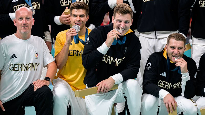 Im Fokus bei der WM 2025: der Erlanger Christoph Steinert (2.v.r.) | Bild: picture-alliance/dpa Im Fokus bei der WM 2025: der Erlanger Christoph Steinert (2.v.r.)