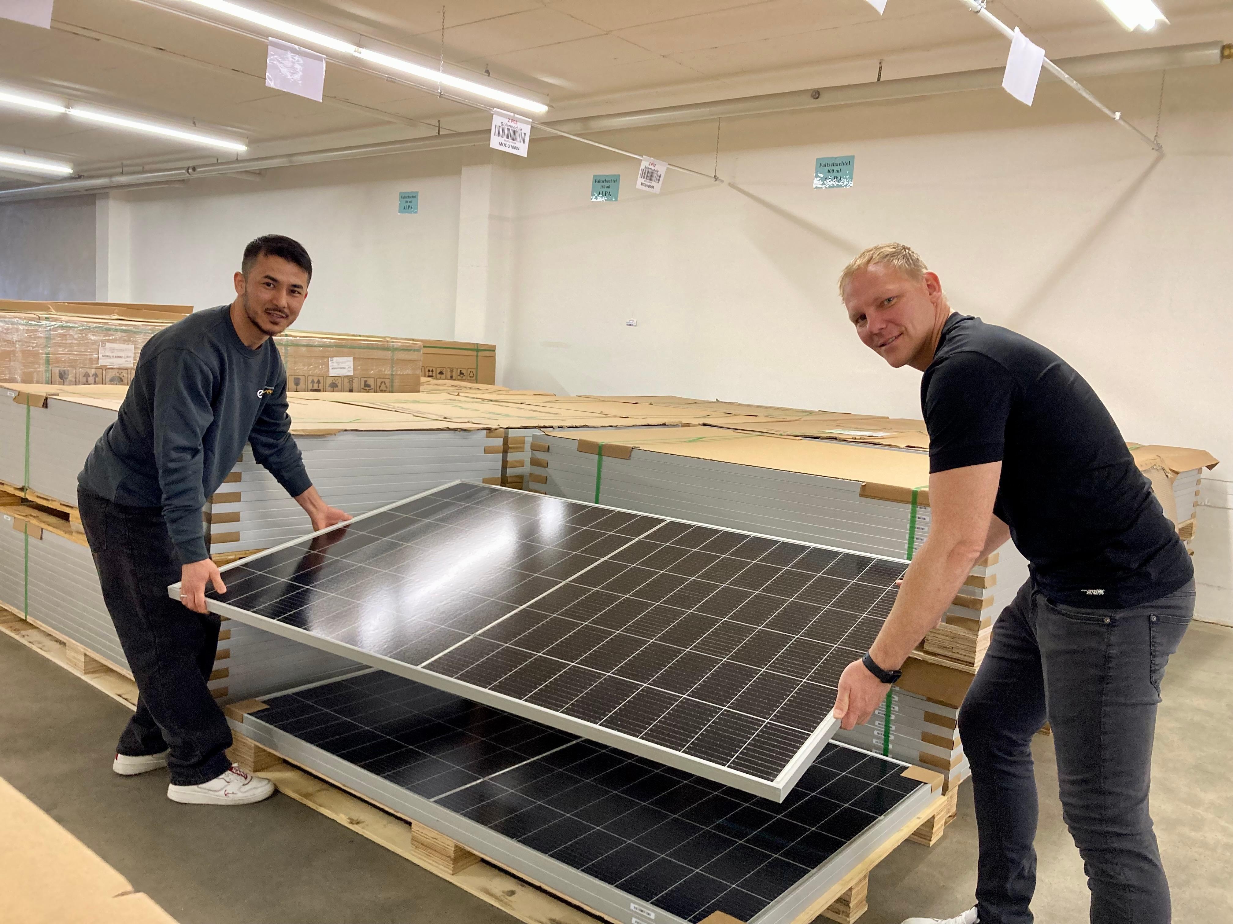 Firmenchef Stephan Stadler (r.) von es-power in Cham mit Lagerleiter Shahwali Hussaini. 