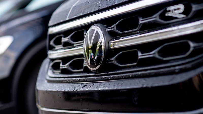 Neuwagen der Marke Volkswagen stehen vor einem Autohaus. | Bild: picture alliance/dpa | Hauke-Christian Dittrich Neuwagen der Marke Volkswagen stehen vor einem Autohaus.