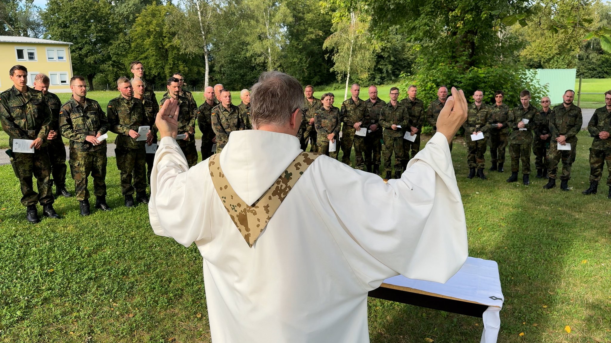 Militärseelsorger Pater Patrick bei seiner Arbeit in der Kaserne