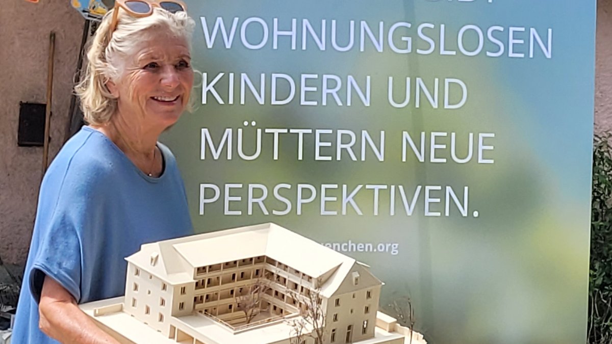 Jutta Speidel mit dem Modell des neuen Horizont Hauses.