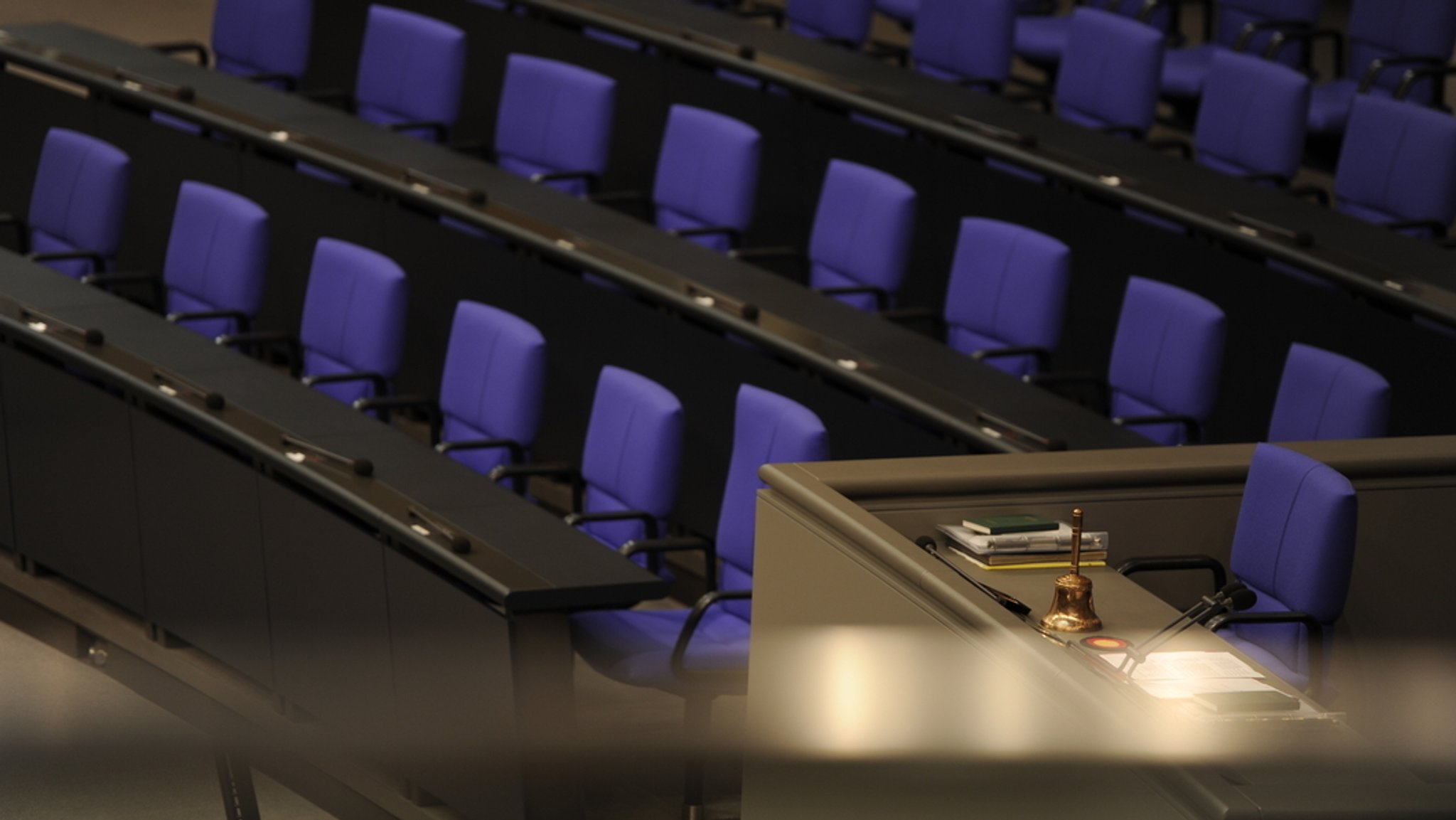 Die leere Regierungsbank im Bundestag (Archivbild)