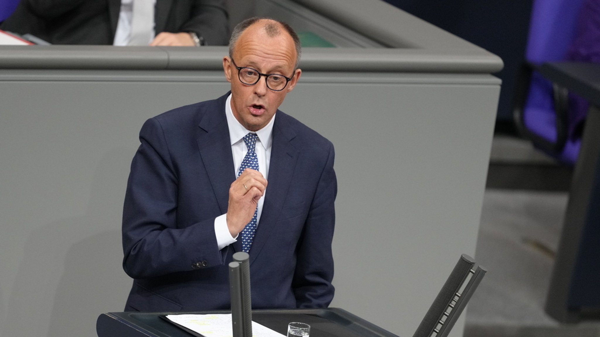 Unionskanzlerkandidat Friedrich Merz (CDU), spricht bei der Sitzung zur Vertrauensfrage im Bundestag.