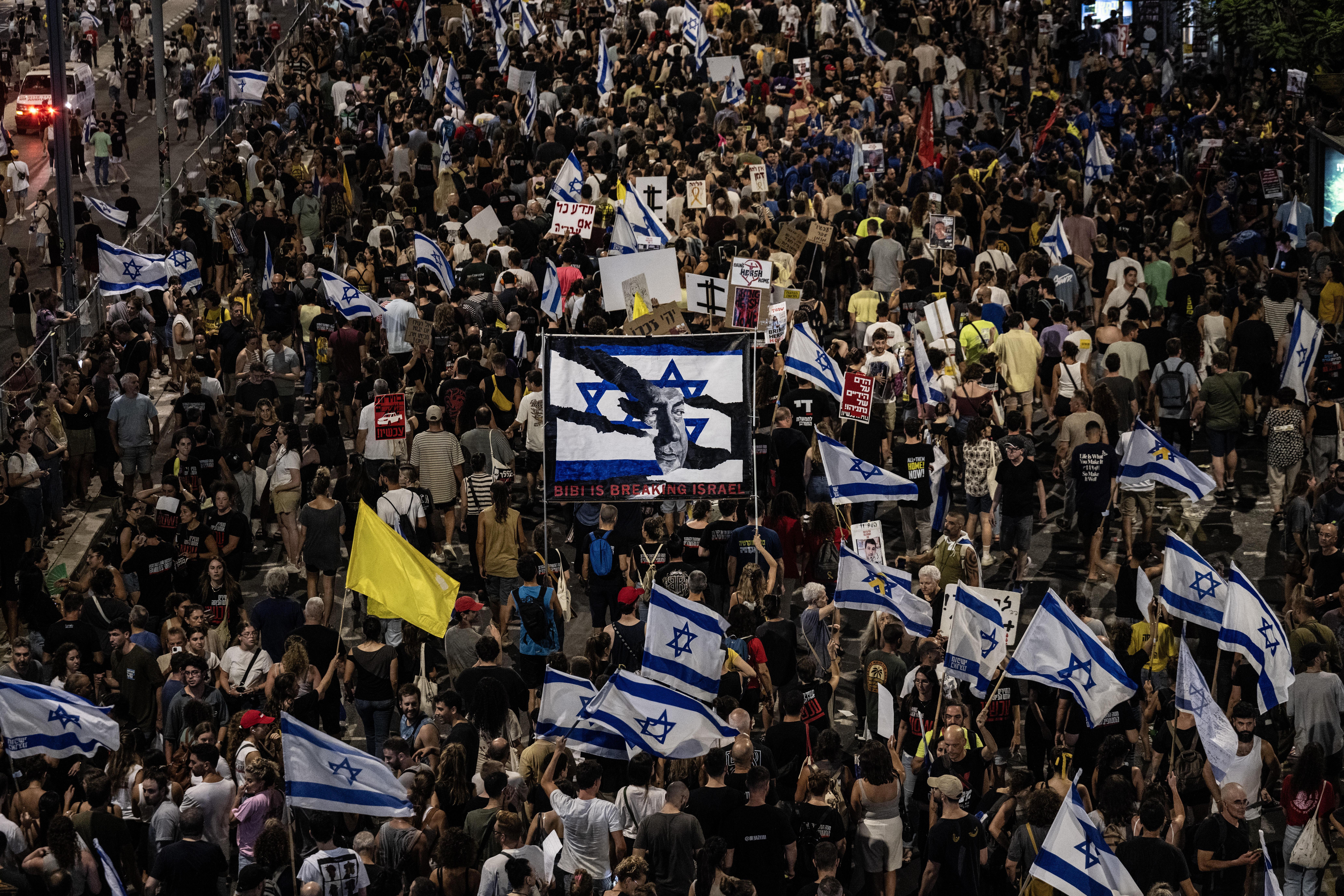 Bei Massenprotesten am Sonntagabend haben in Israel Hunderttausende die sofortige Freilassung der Hamas-Geiseln gefordert.  
