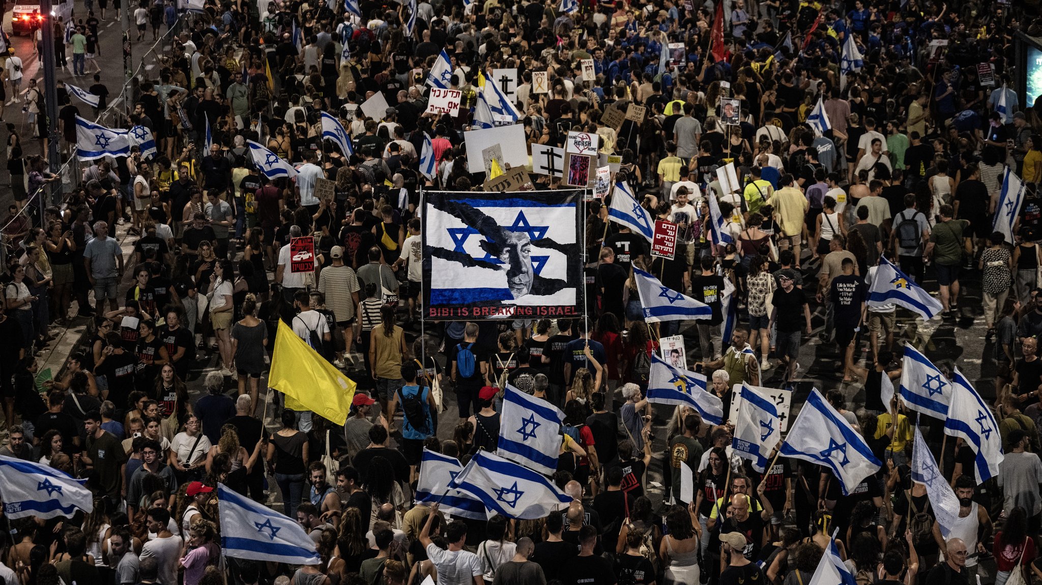 Bei Massenprotesten am Sonntagabend haben in Israel Hunderttausende die sofortige Freilassung der Hamas-Geiseln gefordert.  