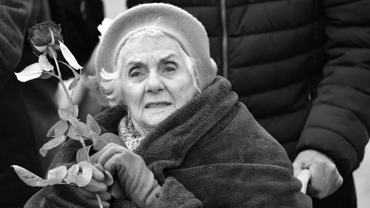 Holocaust-Überlebende Éva Fahidi-Pusztai bei der Gedenkveranstaltung zum 74. Jahrestag der Befreiung des Konzentrationslagers Buchenwald. 