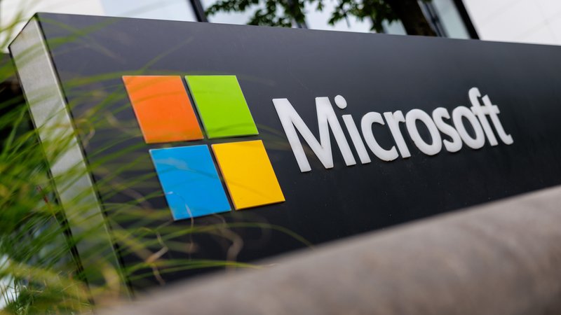 Der Microsoft-Schriftzug vor der Deutschland-Zentrale des US-Unternehmens in München. | Bild: Picture Alliance/dpa/Matthias Balk Der Microsoft-Schriftzug vor der Deutschland-Zentrale des US-Unternehmens in München.