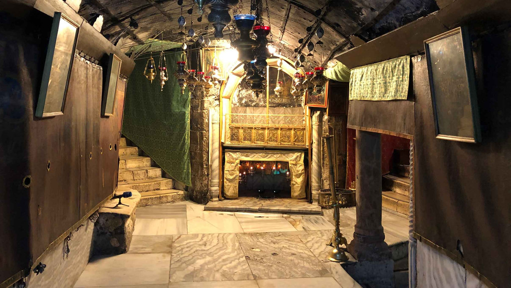 Leere in der normalerweise engen, aber dicht gefüllten Grotte unter der Geburtskirche. Ein Stern markiert den Geburtsort Jesu.