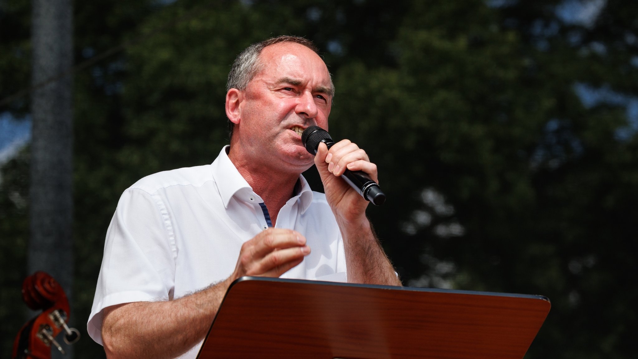 Hubert Aiwanger, Wirtschaftsminister und Landesvorsitzender der Freien Wähler in Bayern, spricht bei einer Demonstration gegen die Klima-Politik der Ampelregierung