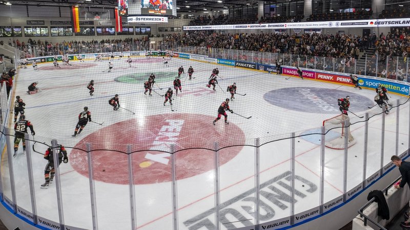 22.04.2023, Bayern, Landshut: Eishockey: Länderspiel, Deutschland - Österreich. Warmup in der Fanatec Arena. Foto: Ulrich Gamel/Kolbert-Press/dpa +++ dpa-Bildfunk +++
