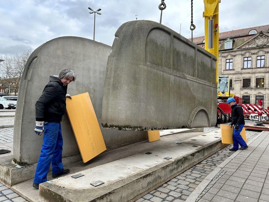Künstler Andreas Knitz stellt das temporäre Kunstwerk auf dem Hugenottenplatz auf