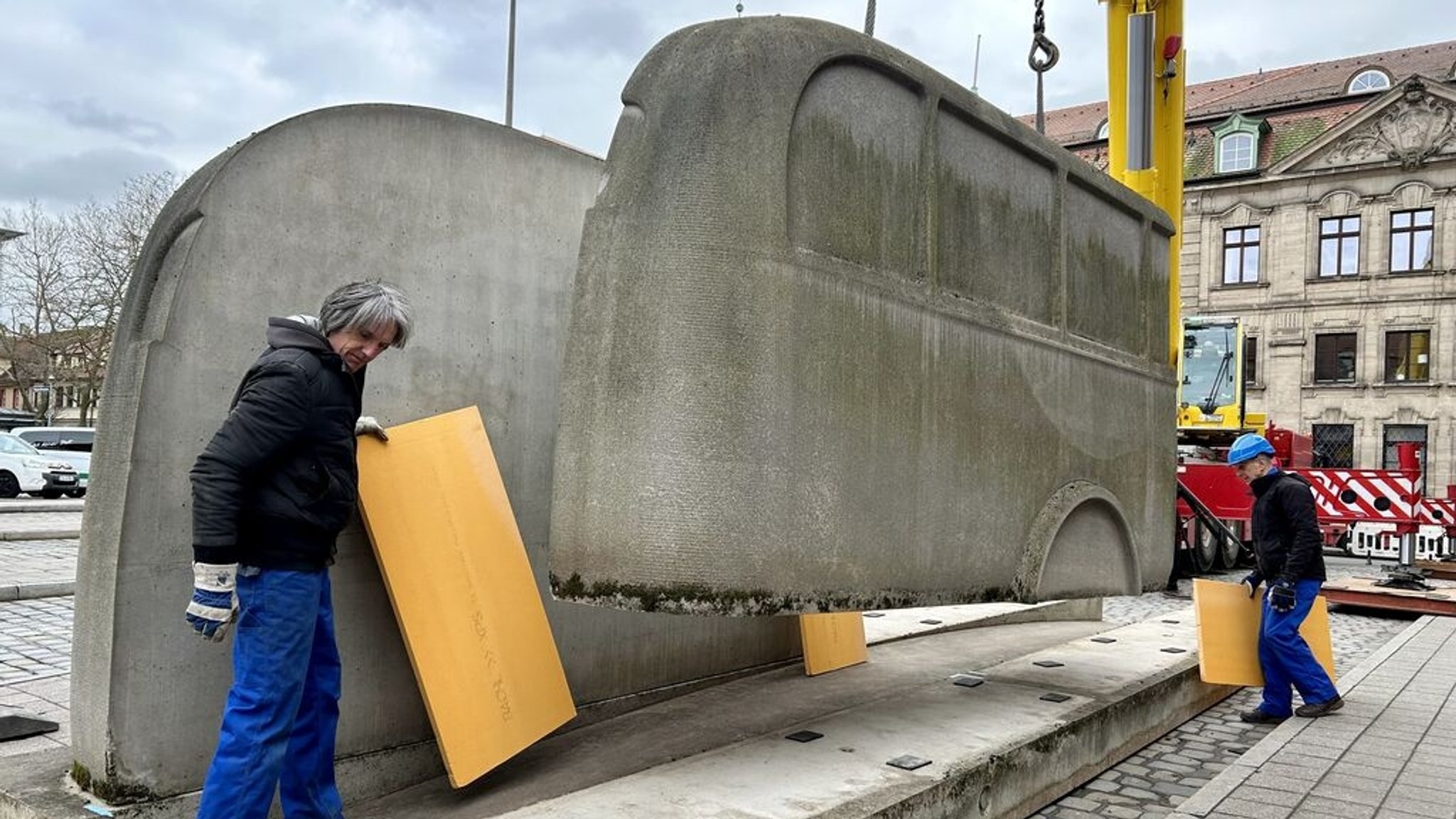 Bus aus Beton erinnert in Erlangen an NS-Krankenmorde