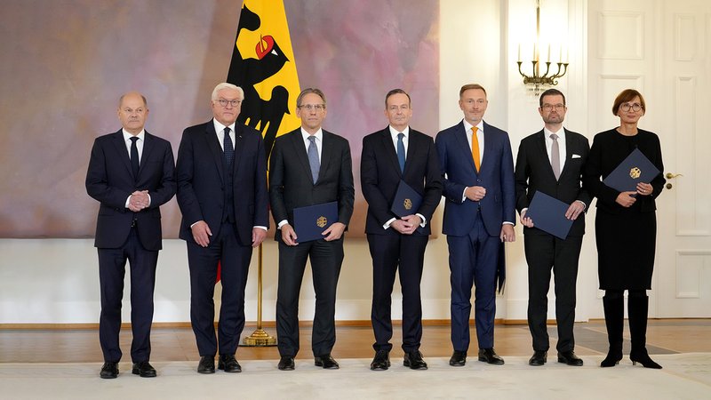 Bundeskanzler Scholz, Bundespräsident Steinmeier sowie der neue Finanzminister Jörg Kukies, Verkehrs- und neuer Justizminister Wissing sowie die ehemaligen FDP-Ministerinnen und -Minister Lindner, Buschmann und Stark-Watzinger in Schloss Bellevue. | Bild: Bayerischer Rundfunk 2024 Bundeskanzler Scholz, Bundespräsident Steinmeier sowie der neue Finanzminister Jörg Kukies, Verkehrs- und neuer Justizminister Wissing sowie die ehemaligen FDP-Ministerinnen und -Minister Lindner, Buschmann und Stark-Watzinger in Schloss Bellevue.