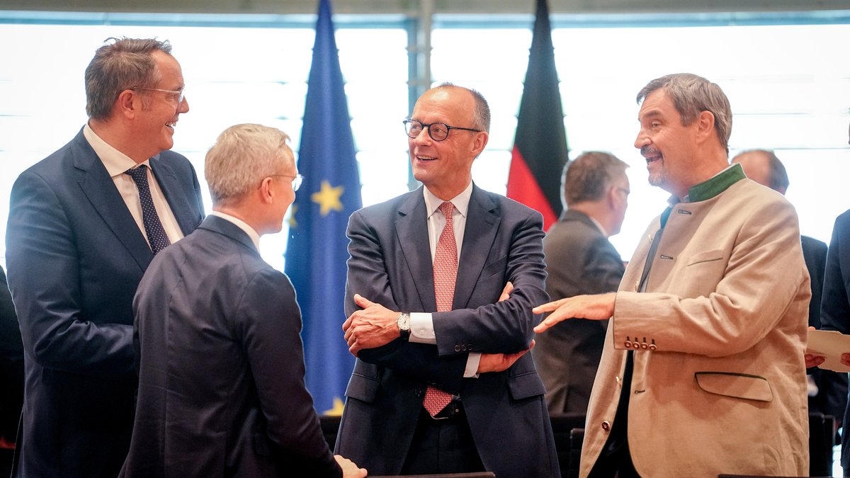 Alexander Schweitzer (l-r, SPD), Ministerpräsident von Rheinland-Pfalz, Karsten Wildberger (CDU), Bundesminister für Digitalisierung und Staatsmodernisierung, Bundeskanzler Friedrich Merz (CDU), und Markus Söder, CSU-Vorsitzender und Ministerpräsident von Bayern und CSU-Vorsitzender, nehmen an der Ministerpräsidentenkonferenz unter Vorsitz Sachsens im Bundeskanzleramt teil.