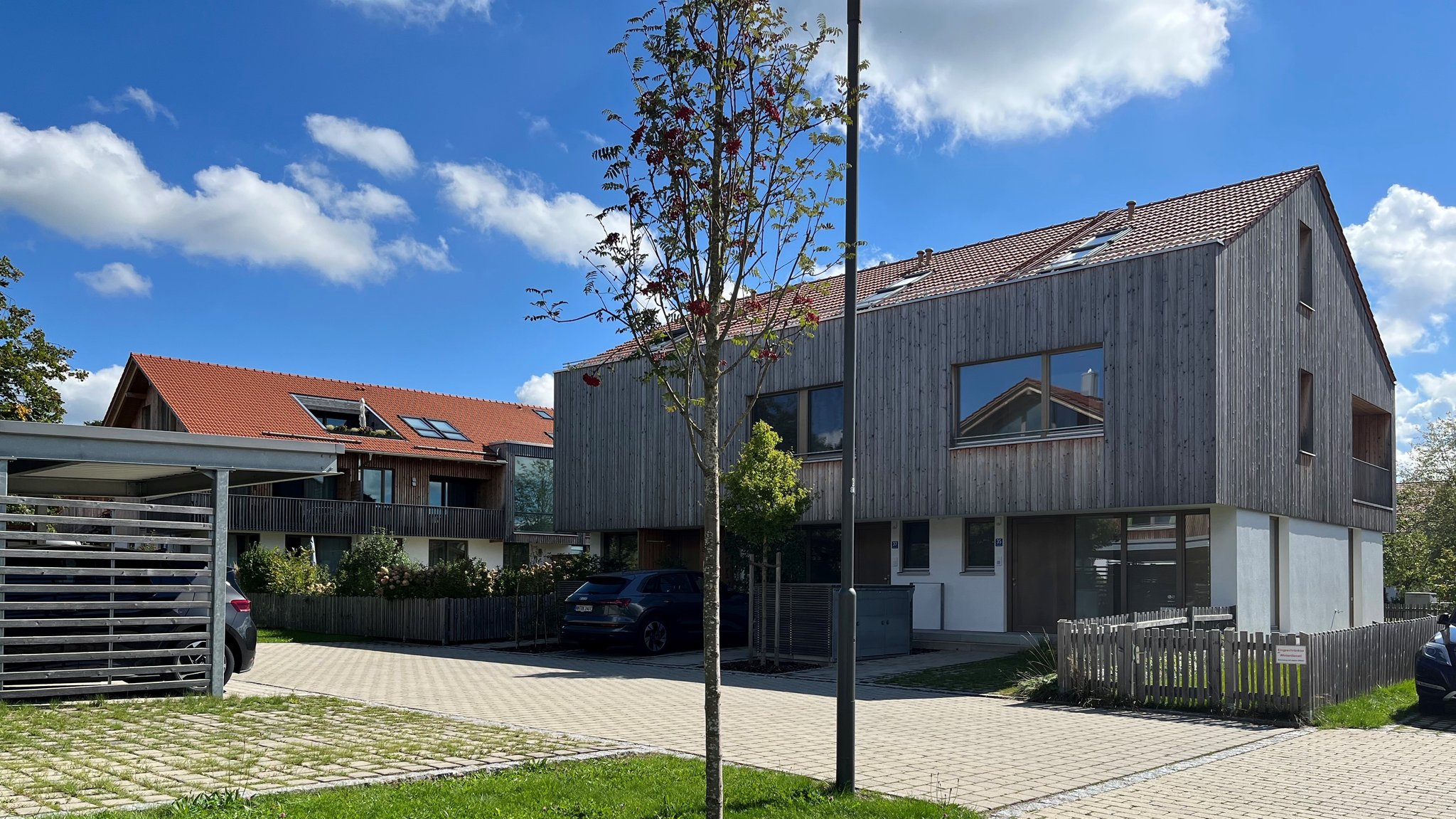 Ein ab dem ersten Stock holzverkleidetes Haus im Quartier "Klosteranger" im oberbayerischen Weyarn.