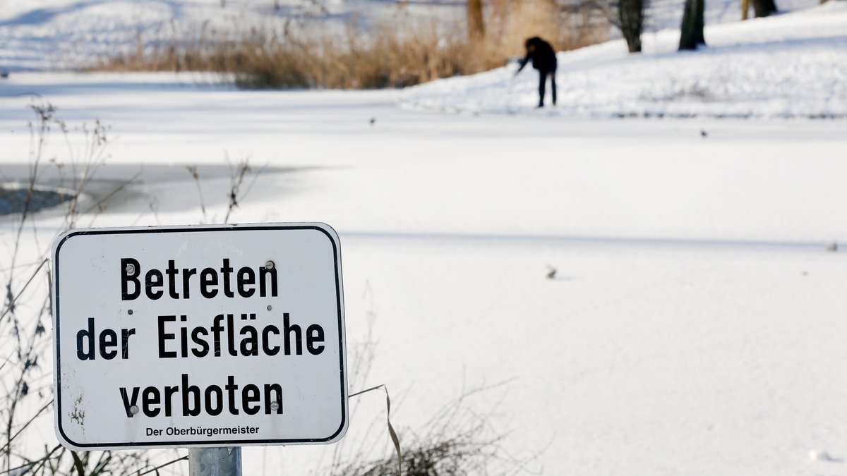 Im Eis eingebrochen – Spaziergänger hören Hilferufe