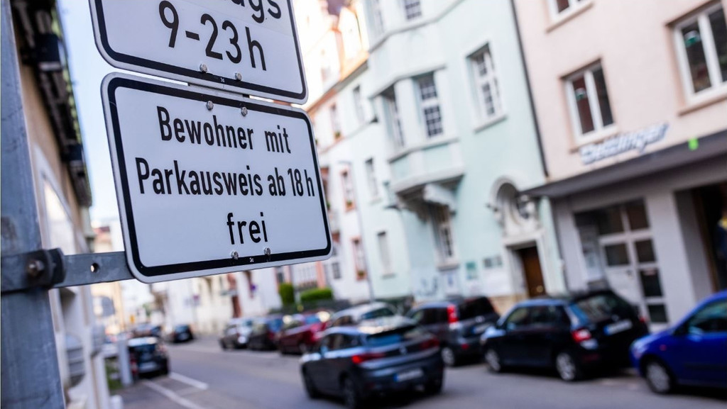 Ein Schild mit der Aufschrift "Bewohner mit Parkausweis frei" kennzeichnet eine Zone mit Anwohnerparkberechtigungen in der Innenstadt (Symbolbild). 