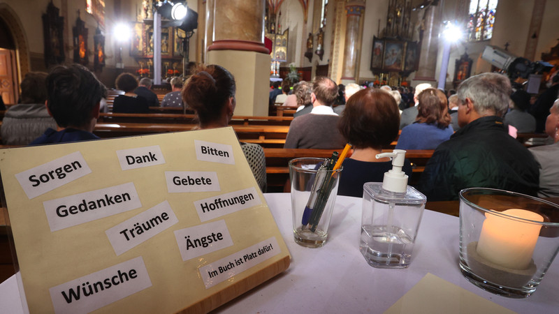 Teilnehmer des Trauergottesdienstes in der Kirche Maria Himmelfahrt in Garmisch-Partenkirchen am 11.06.2022.