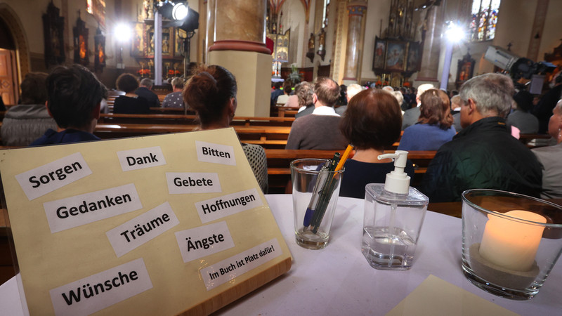 Teilnehmer des Trauergottesdienstes in der Kirche Maria Himmelfahrt in Garmisch-Partenkirchen am 11.06.2022. | Bild: picture alliance/dpa/dpa-Pool | Karl-Josef Hildenbrand Teilnehmer des Trauergottesdienstes in der Kirche Maria Himmelfahrt in Garmisch-Partenkirchen am 11.06.2022.