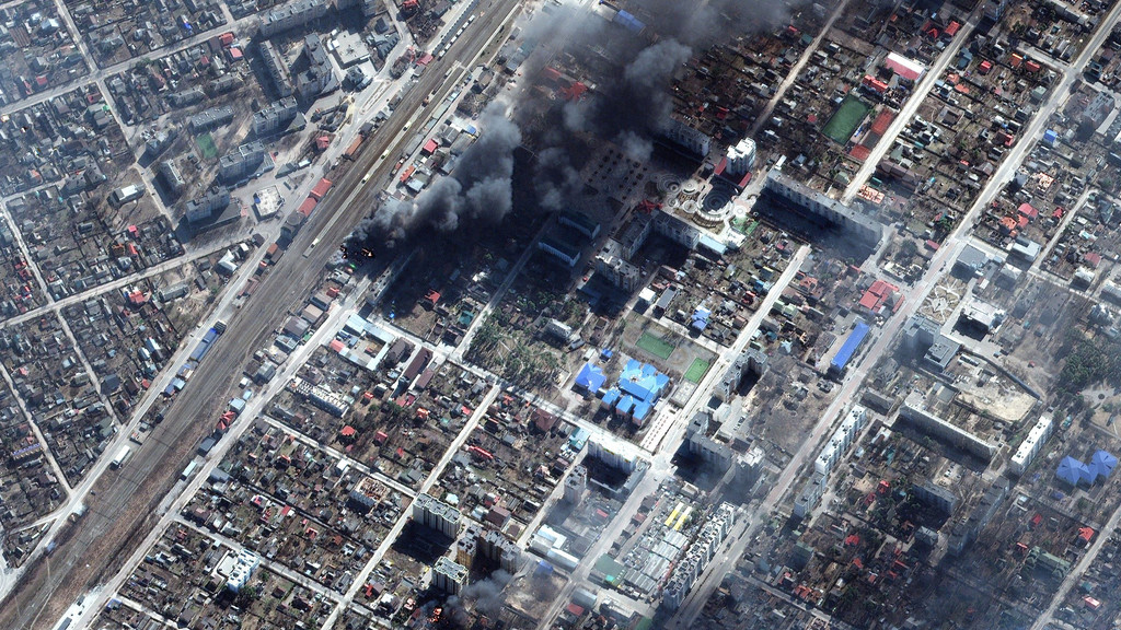 Ein Satellitenbild des Irpiner Zentrums aus der gleichen Perspektive, aufgenommen am 21. März 2022