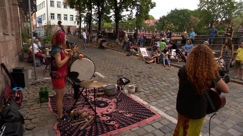 Künstlerinnen machen beim Bardentreffen Musik in der Nürnberger Altstadt.