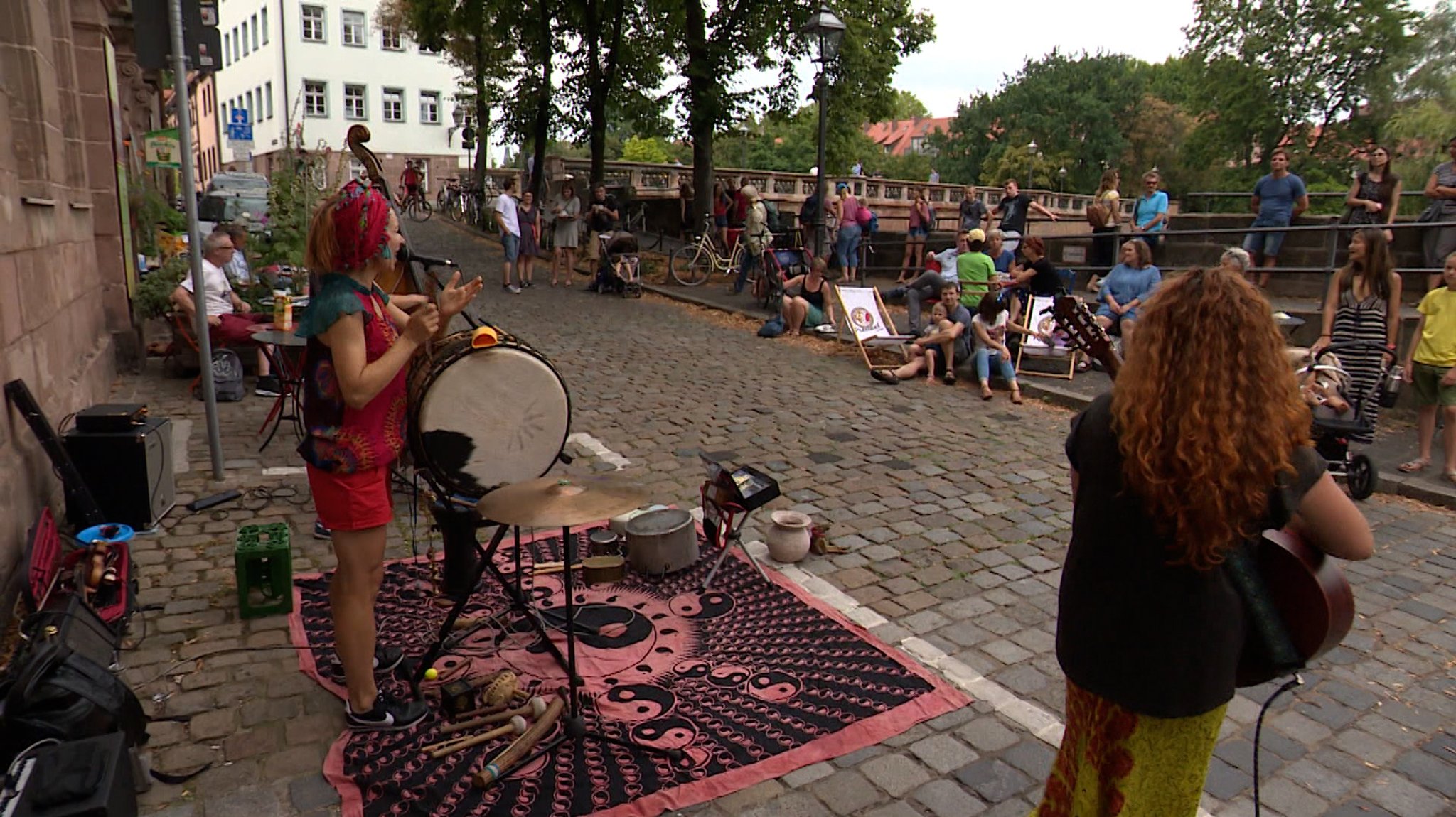 Künstlerinnen machen beim Bardentreffen Musik in der Nürnberger Altstadt.