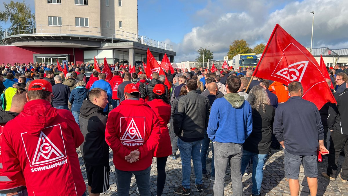 Arbeiter protestieren mit IG-Metall-Flaggen