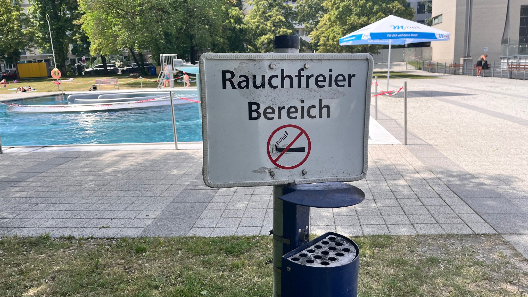 Ein Schild mit der Aufschrift "Rauchfreier Bereich". | Bild: BR / Sandra Demmelhuber Ein Schild mit der Aufschrift "Rauchfreier Bereich".