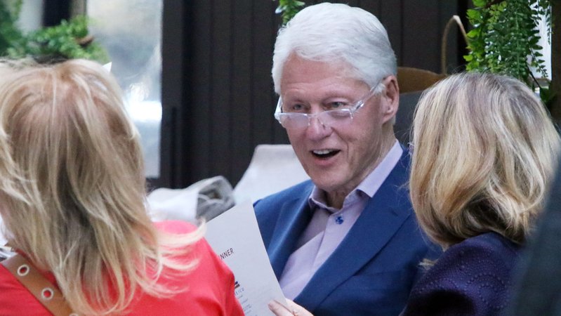 Der ehemalige US-Präsident Bill Clinton ist ins Krankenhaus eingeliefert worden.