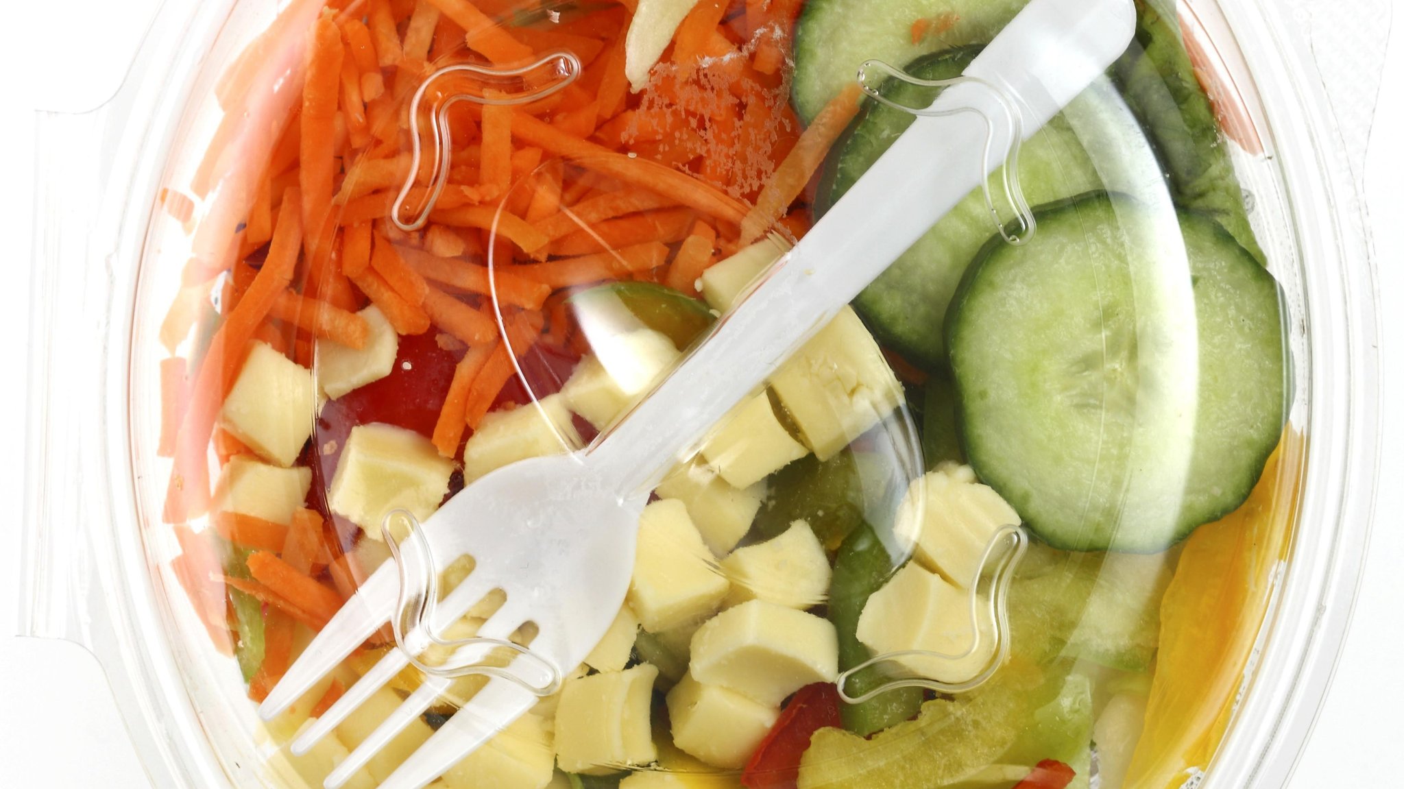 Fertigsalat abgepackt in einer Plastikschale