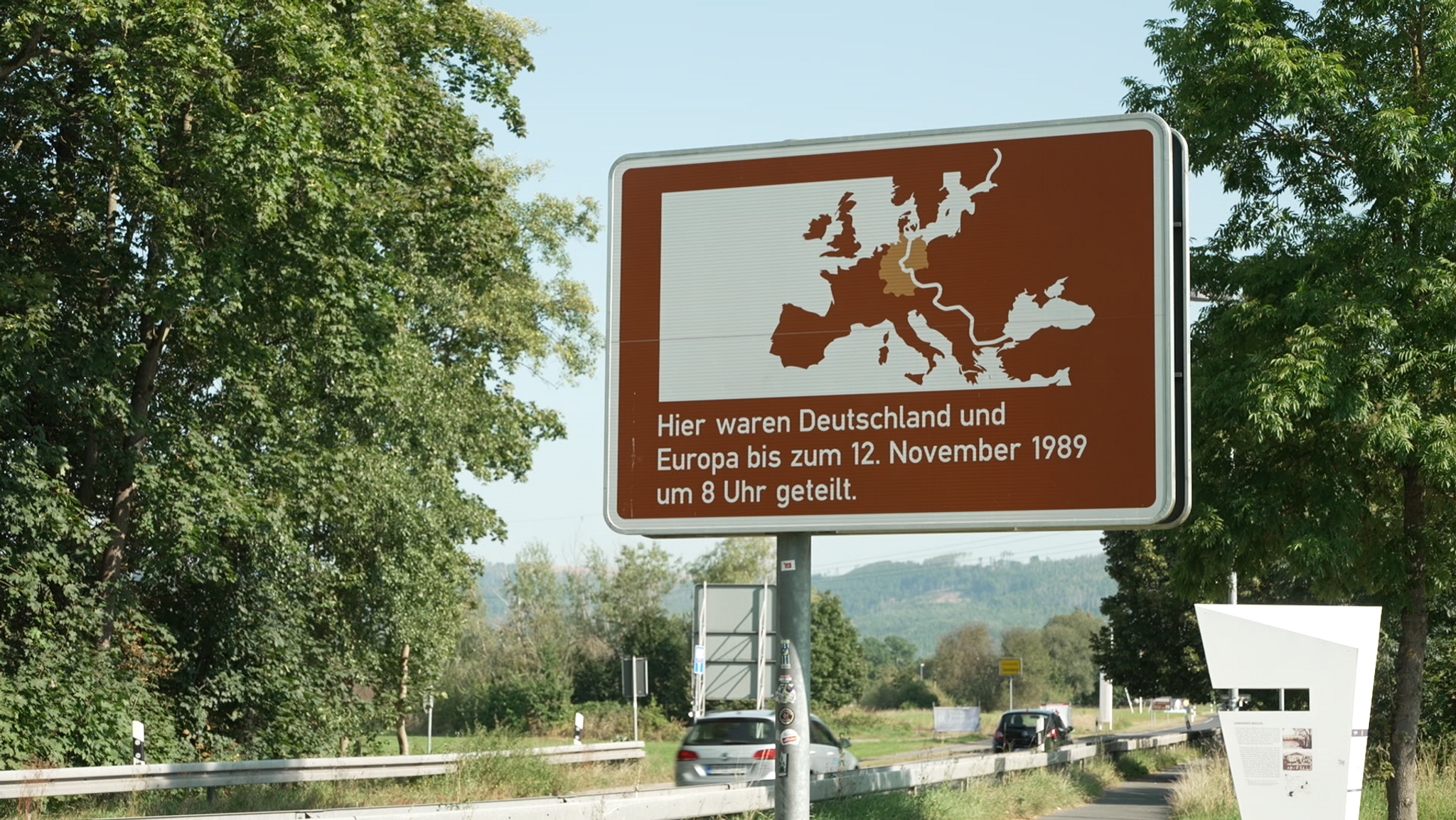 "Hier waren Deutschland und Europa bis zum 12. November 1989 um 8 Uhr geteilt", steht auf einem Straßenschild.