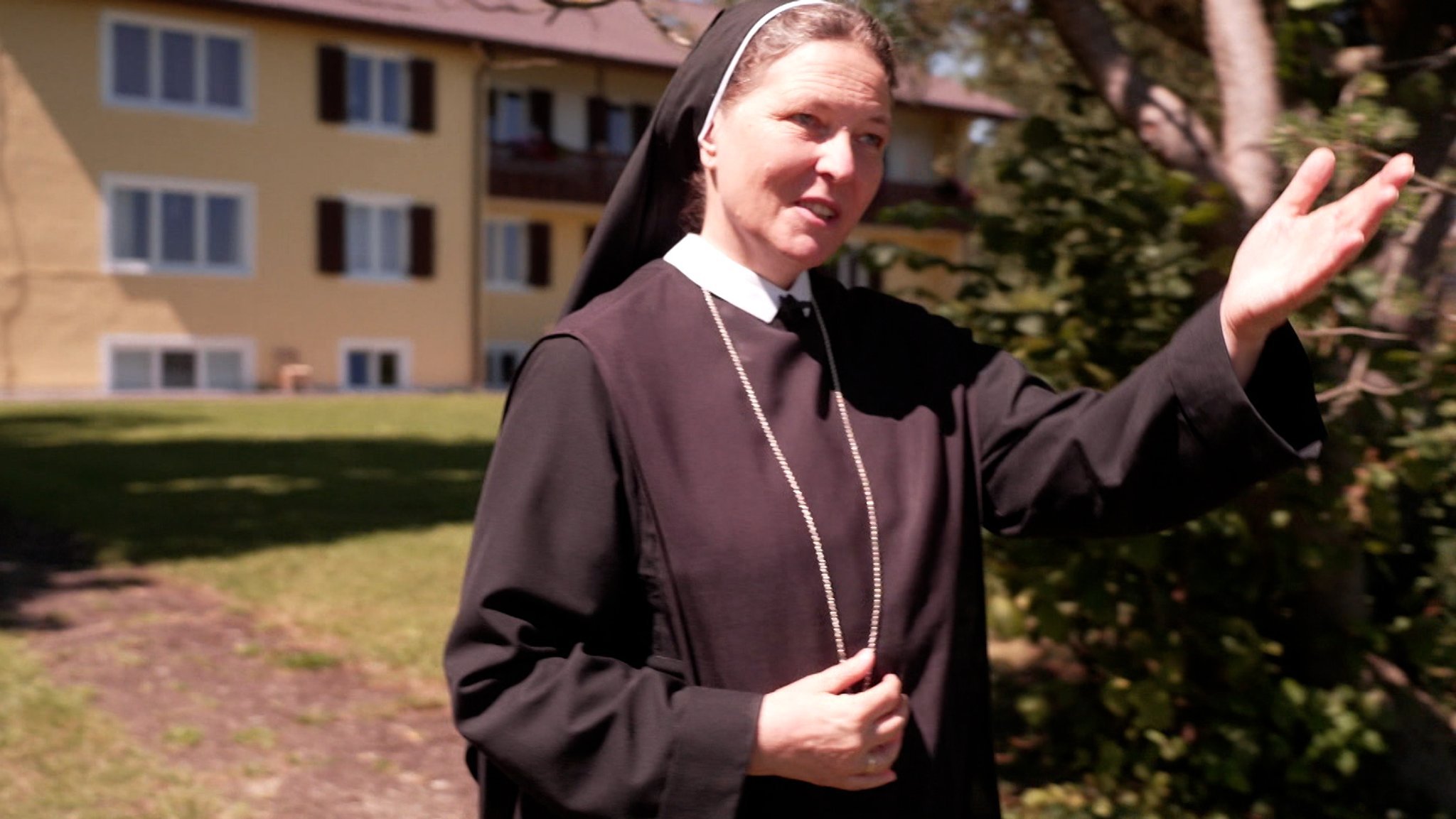 Am Ufer des Ammersees liegt das katholische Kloster St. Alban. Erholungssuchende können am Klosterleben teilnehmen - gemeinsam essen oder beten.