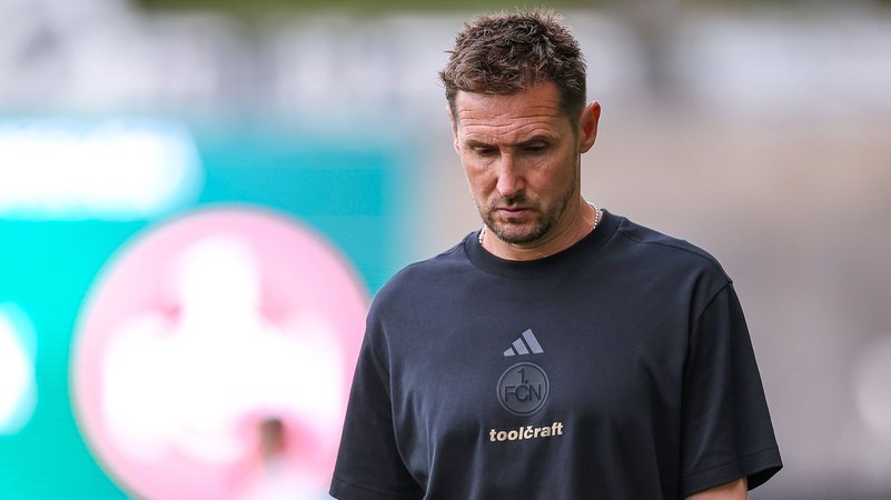 Nachdenklicher Blick: Nürnbergs Cheftrainer Miroslav Klose. | Bild: picture-alliance / dpa / Maximilian Koch Nachdenklicher Blick: Nürnbergs Cheftrainer Miroslav Klose.