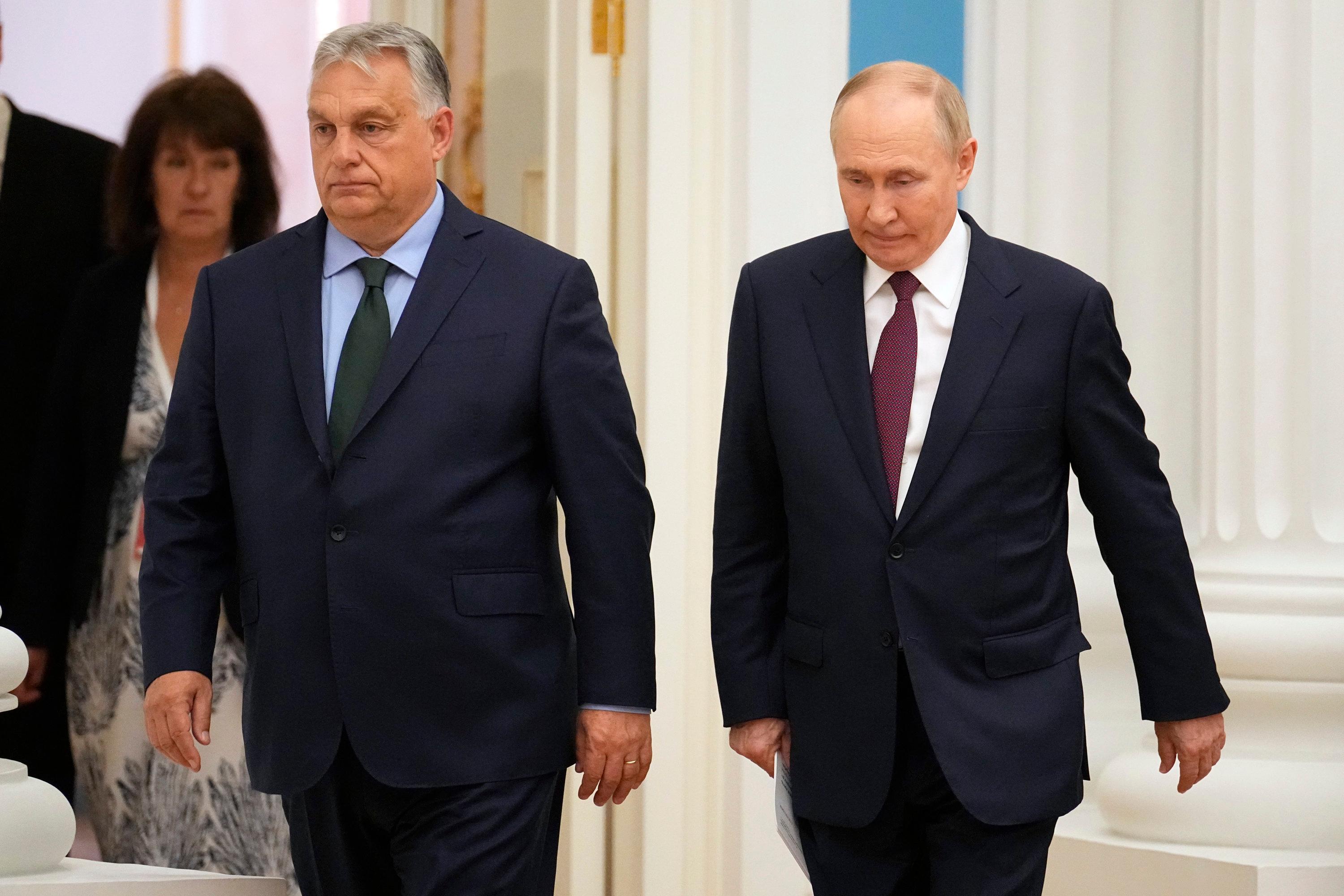 Ungarns Regierungschef Viktor Orban geht neben Russlands Präsident Wladimir Putin