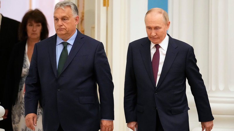 Ungarns Regierungschef Viktor Orban geht neben Russlands Präsident Wladimir Putin