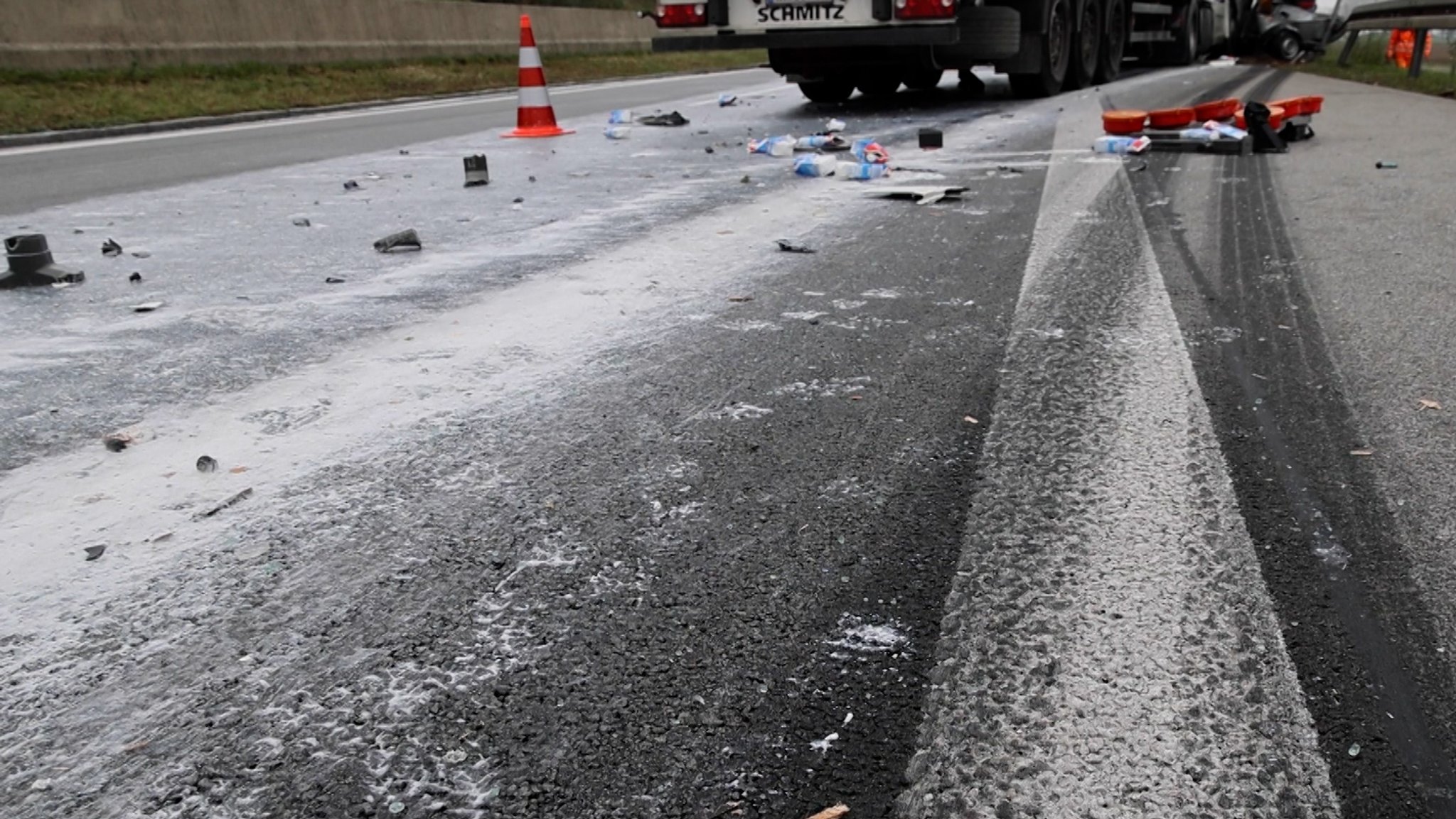 Ausgelaufene Milch auf der A94