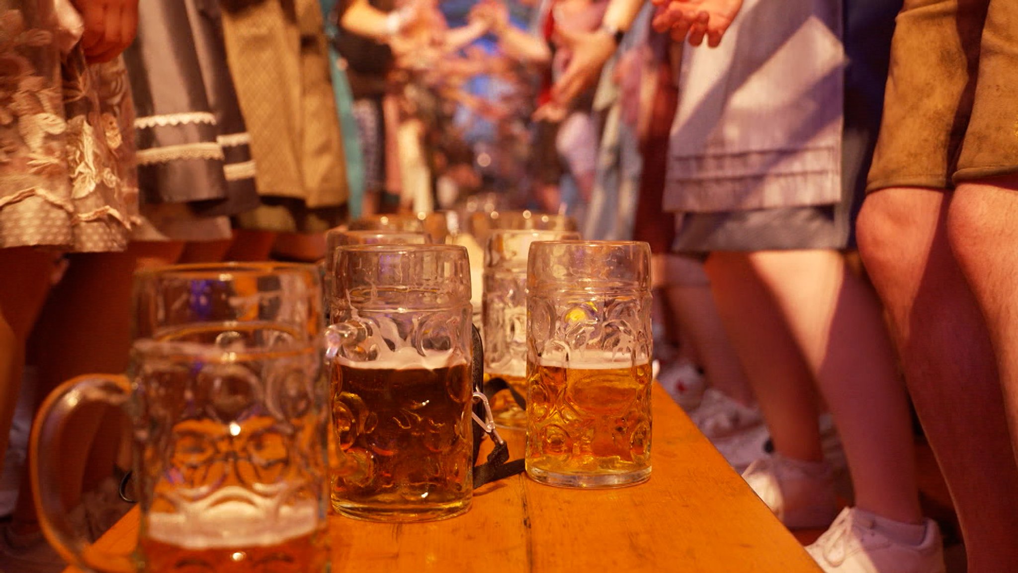 Bierkrüge am Frühlingsfest Cham. | Bild: Nico Angerstorfer / BR Bierkrüge am Frühlingsfest Cham.