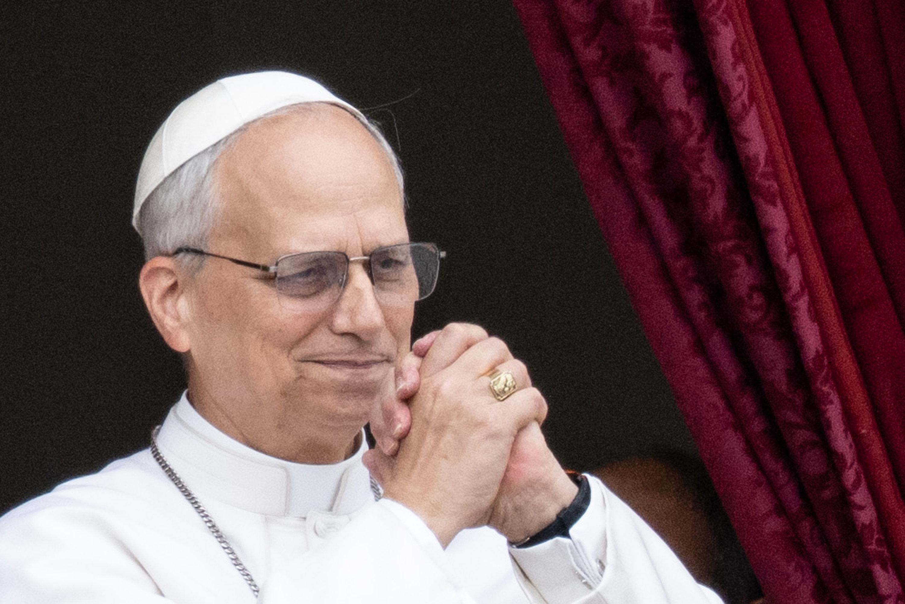 11.05.2025, Vatikan, Vatikanstadt: Papst Leo XIV. steht auf dem Mittelbalkon des Petersdoms bei seinem ersten Sonntagssegen. Vom Balkon des Petersdoms spricht der erste Pontifex aus den USA, der bisherige Kardinal Robert Francis Prevost, das sonntägliche Mittagsgebet Regina Coeli. Foto: Marijan Murat/dpa +++ dpa-Bildfunk +++