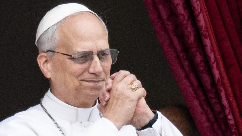 11.05.2025, Vatikan, Vatikanstadt: Papst Leo XIV. steht auf dem Mittelbalkon des Petersdoms bei seinem ersten Sonntagssegen. Vom Balkon des Petersdoms spricht der erste Pontifex aus den USA, der bisherige Kardinal Robert Francis Prevost, das sonntägliche Mittagsgebet Regina Coeli. Foto: Marijan Murat/dpa +++ dpa-Bildfunk +++ | Bild: dpa-Bildfunk/Marijan Murat 11.05.2025, Vatikan, Vatikanstadt: Papst Leo XIV. steht auf dem Mittelbalkon des Petersdoms bei seinem ersten Sonntagssegen. Vom Balkon des Petersdoms spricht der erste Pontifex aus den USA, der bisherige Kardinal Robert Francis Prevost, das sonntägliche Mittagsgebet Regina Coeli. Foto: Marijan Murat/dpa +++ dpa-Bildfunk +++