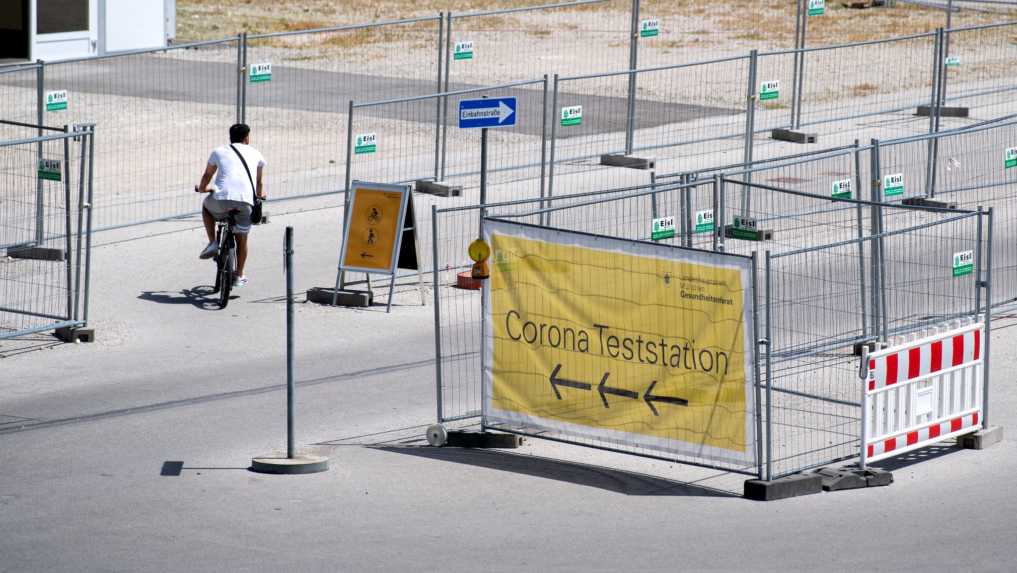 Mann fährt auf dem Fahrrad zu einer Corona-Teststation auf der Münchner Theresienwiese.