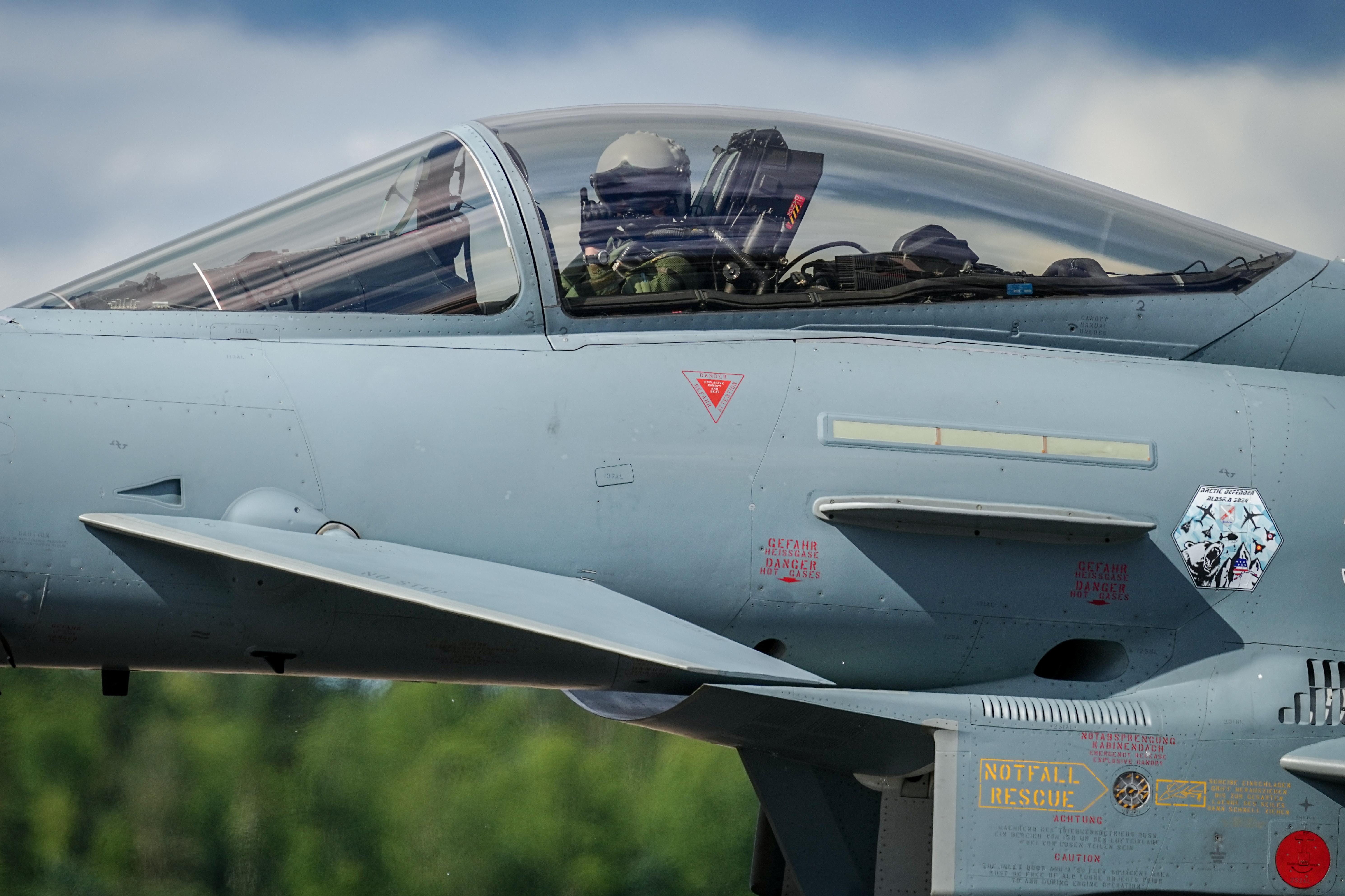 08.07.24: Eurofighter-Pilot der Luftwaffe bei der Nato-Übung "Arctic Defender 2024" im US-Bundesstaat Alaska auf dem Weg zum Start (Symbolbild).